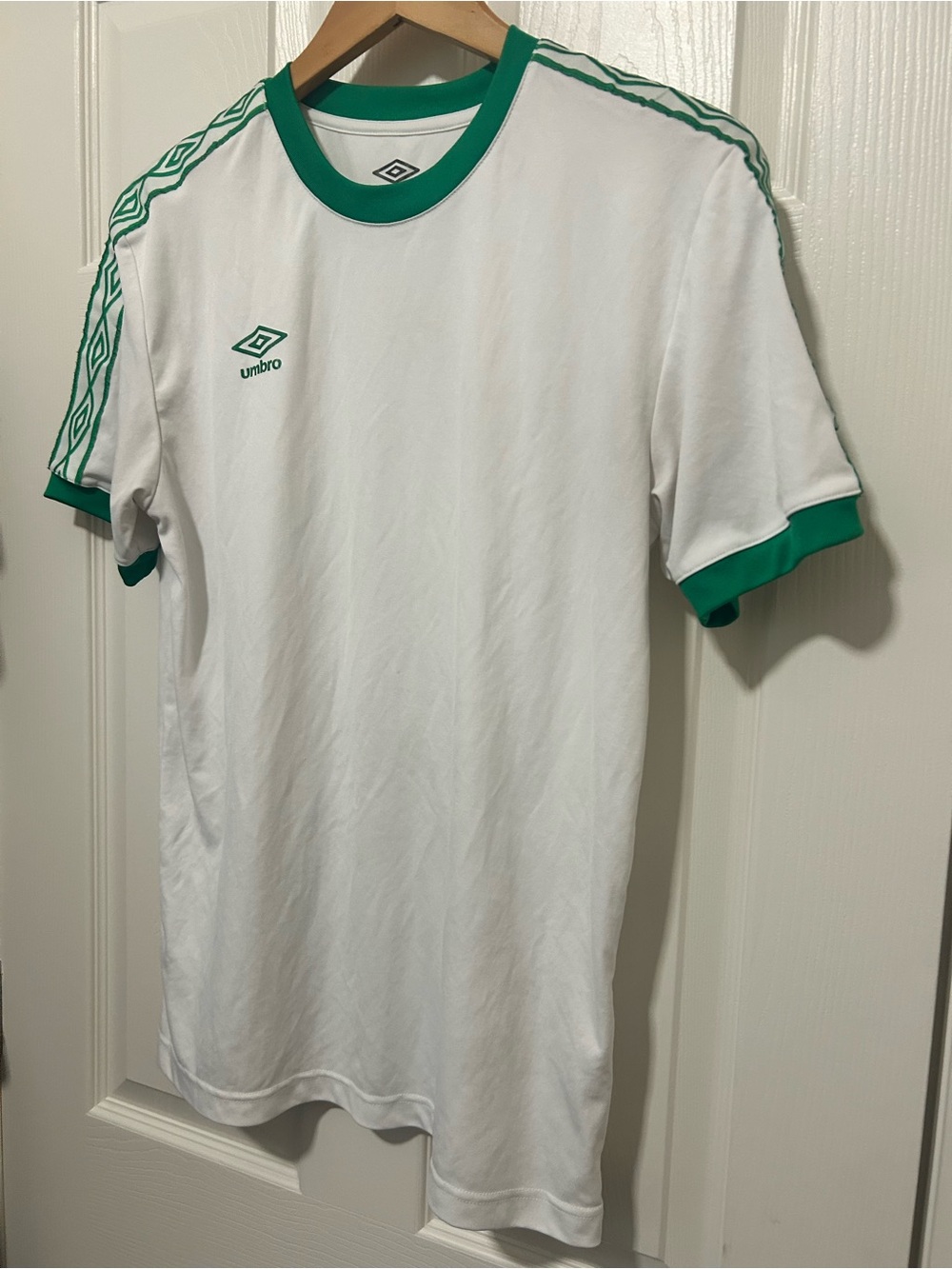 Umbro Soccer Jersey with Sleeve Piping Logo Men’s Medium